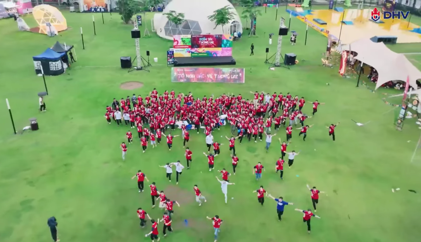 Ảnh minh họa Flashmob và đường trượt sắc màu
